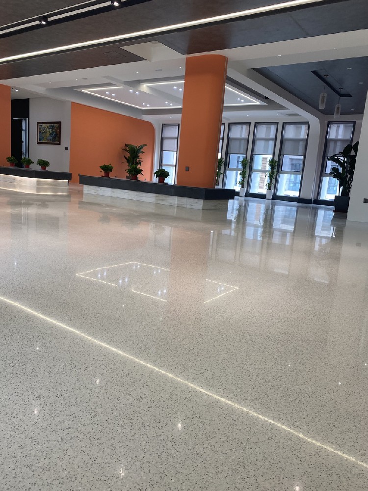 齊翼航地坪如果利用無(wú)機(jī)磨石如何解決潮濕引起的開裂問(wèn)題？